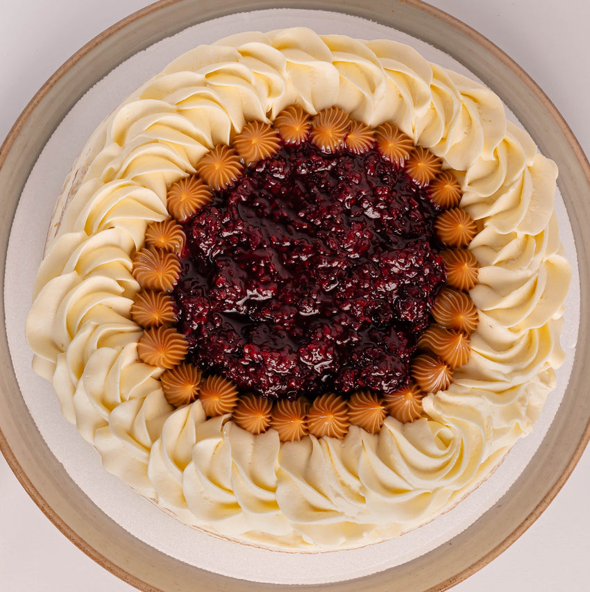 Torta de Vainilla con relleno de arequipe, mora y queso