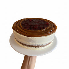 Torta de Vainilla con Arequipe y Frutos Rojos